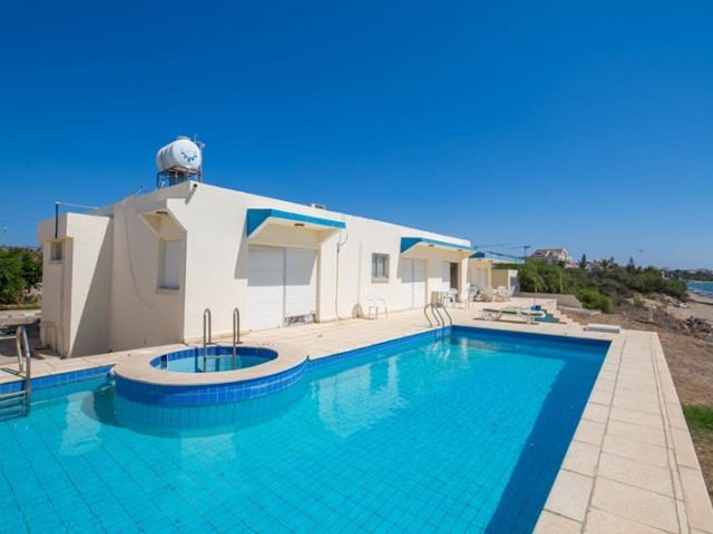 VOR 74 TÜRKISCHE EIGENTUMSURKUNDE, AM STRAND MIT PRIVATEM POOL, 3 SCHLAFZIMMER BUNGALOW IN BOGAZ