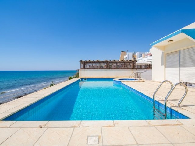 VOR 74 TÜRKISCHE EIGENTUMSURKUNDE, AM STRAND MIT PRIVATEM POOL, 3 SCHLAFZIMMER BUNGALOW IN BOGAZ