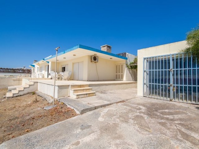 VOR 74 TÜRKISCHE EIGENTUMSURKUNDE, AM STRAND MIT PRIVATEM POOL, 3 SCHLAFZIMMER BUNGALOW IN BOGAZ