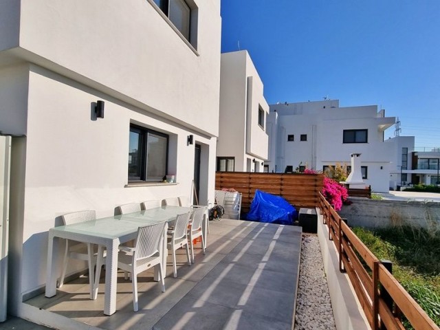 GEMEINSCHAFTSPOOL, PRIVATE DACHTERRASSE & NÄHE ZUM STRAND.  EINE ULTRAMODERNE VILLA MIT 3 BETTEN UND 3 BÄDERN IN YENI BOGAZICI