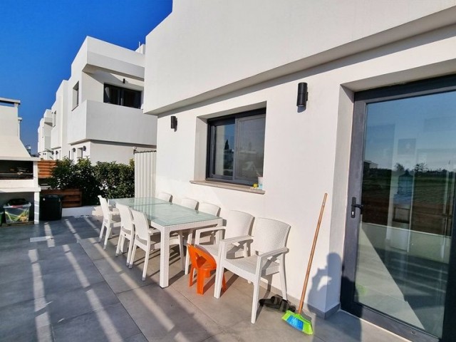 GEMEINSCHAFTSPOOL, PRIVATE DACHTERRASSE & NÄHE ZUM STRAND.  EINE ULTRAMODERNE VILLA MIT 3 BETTEN UND 3 BÄDERN IN YENI BOGAZICI