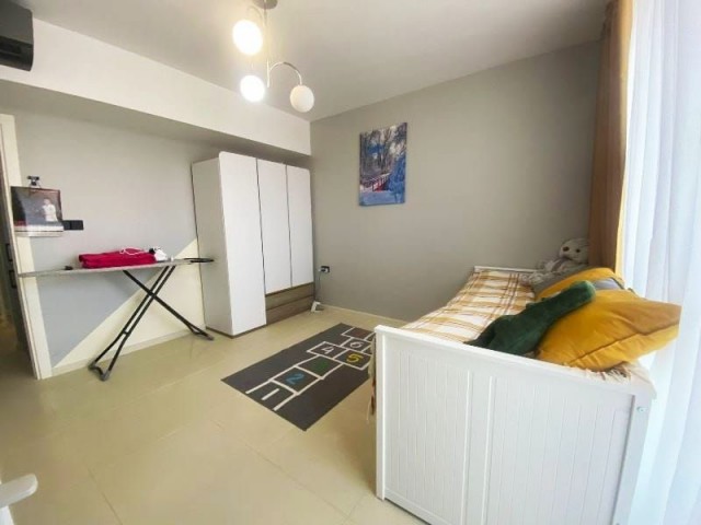 EINE VOLLSTÄNDIG MÖBLIERTE DUPLEX-WOHNUNG MIT 3 SCHLAFZIMMERN UND SPEKTAKULÄREM MEERBLICK IN BOGAZ/ISKELE