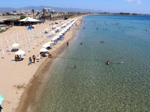 BRANDNEUE WOHNUNGEN MIT 2 SCHLAFZIMMERN IM HERZEN VON İSKELE, 200 M VOM KUM-STRAND ENTFERNT