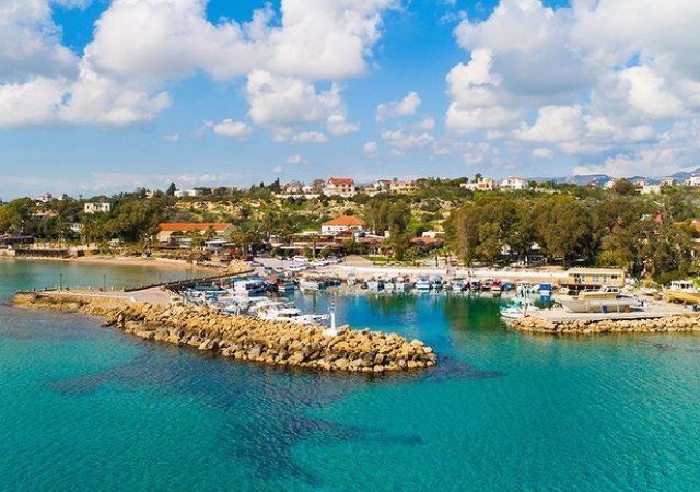 GERÄUMIGE 3-ZIMMER-WOHNUNGEN mit privatem Pool in einem vornehmen Resort am Bosporus