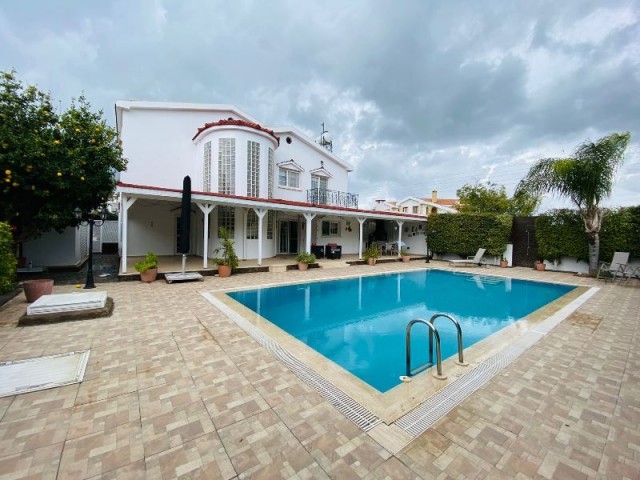 EIN ELEGANTES HAUS, 4 SCHLAFZIMMER, 3 BÄDER, TÜRKISCHE EIGENTUMSURKUNDE UND PRIVATER POOL IN ISKELE