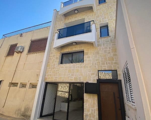 GROSSE INVESTITIONSMÖGLICHKEIT – 3-STÖCKIGE WOHNUNG MIT DACHTERRASSE IN DER WALLED CITY – FAMAGUSTA