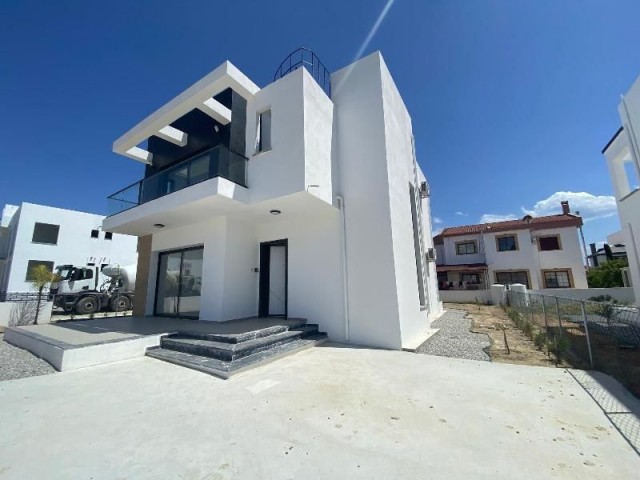 LUXUSVILLA MIT 3 SCHLAFZIMMERN UND DACHTERRASSE IN BOĞAZ / ISKELE