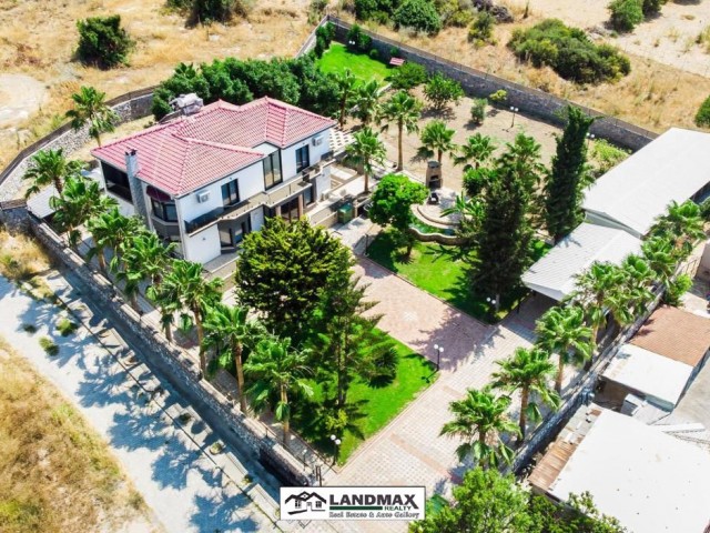 SUPER LUXURIOUS VILLA WITH A SPACIOUS GARDEN FOR SALE IN KYRENIA