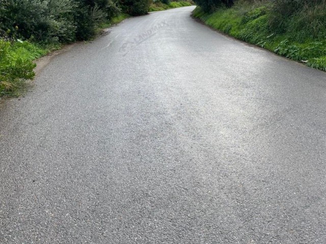  Lefke, gemikonağı, Bağlıköy, LAÜ yol üzeri, inşaat yapmaya uygun tüm alt yapısı hazır, deniz manzaralı, yüksek kat izinli, okula yürüme mesafesinde eşdeğer koçanlı 6 dönüm 2 evle