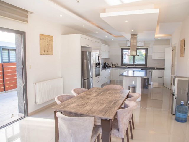 Salamis Park'ta Satılık Müstakil Lüks 4+1 Villa 