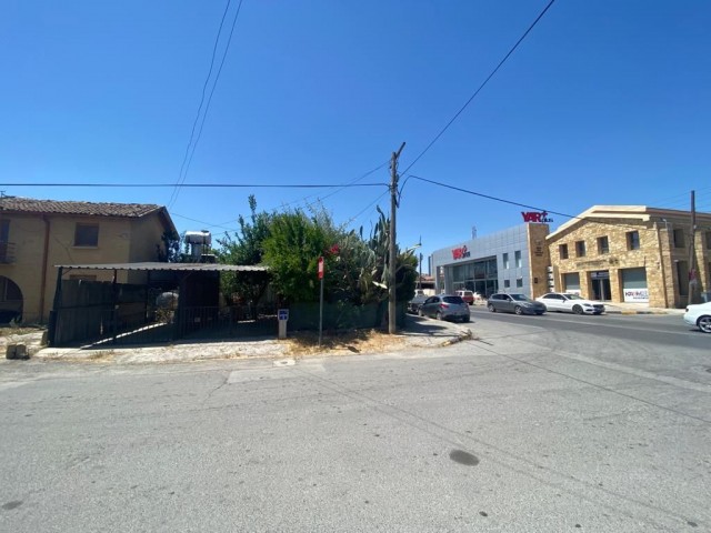 A DETACHED HOUSE WITH A COMMERCIAL PERMIT ON THE STREET ** 