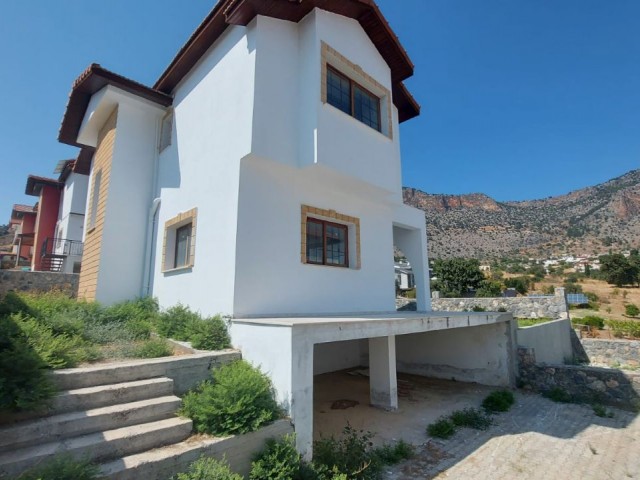 DETACHED VILLA IN NATURE ** 