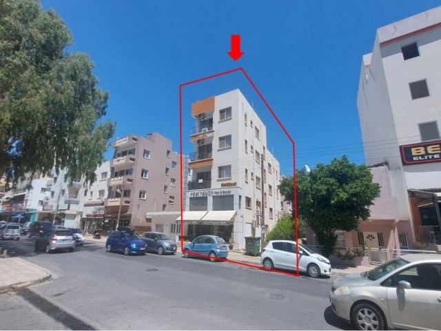 KOMPLETTES GEBÄUDE MIT GESCHÄFTEN UND WOHNUNGEN AUF DER SALAMIS STREET ** 