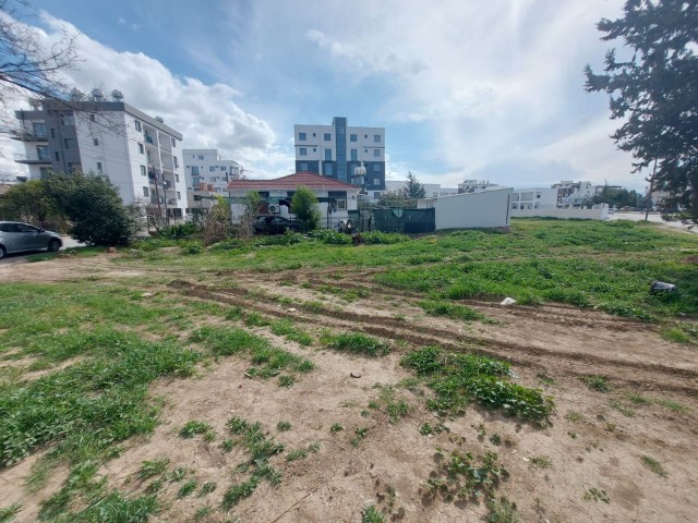 GEWERBLICHES GRUNDSTÜCK AUF DER STRASSE