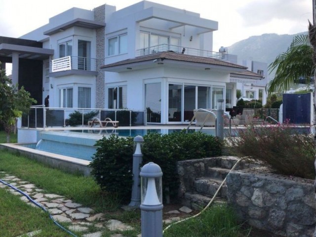 Deniz ve Dağ Manzaralı Satılık Villa