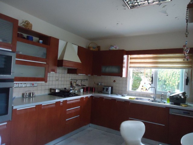 4 bedroom Semi detached villa