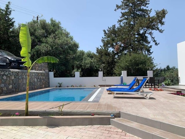 Günlük kiralık 4 yatak odalı villa