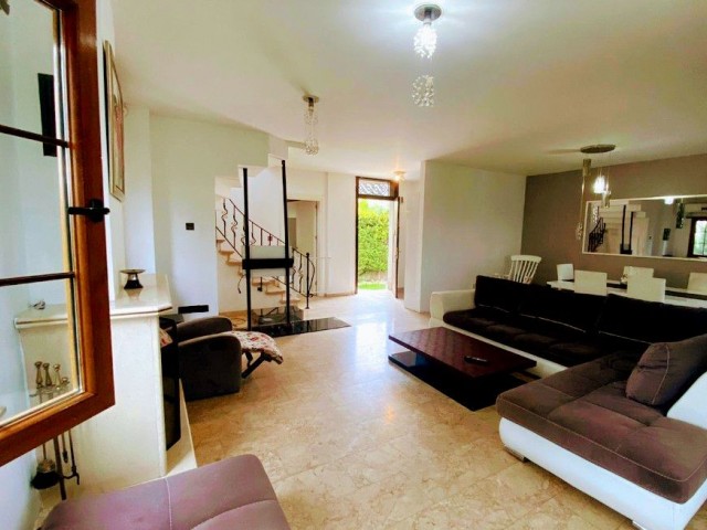 Satılık 4 yatak odalı Villa 