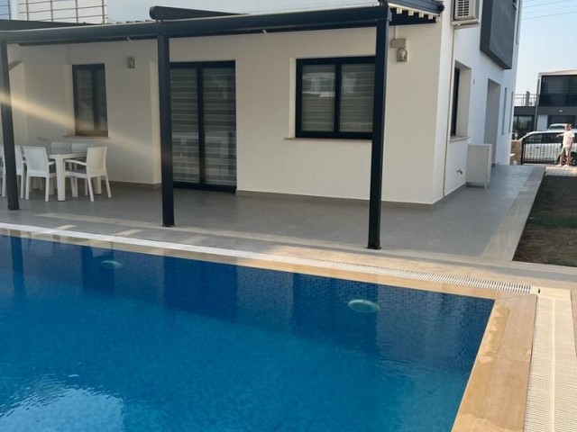 4 + 1 Villa mit Pool ** 