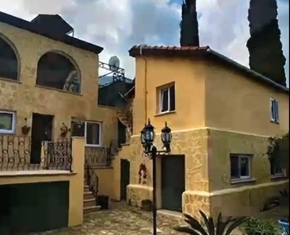 Satılık 4 yatak odalı Villa 