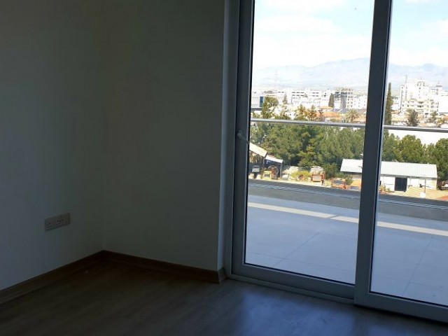 LEFKOŞA MERKEZE YÜRÜYÜŞ MESAFESİNDE LÜKS PENTHOUSE 