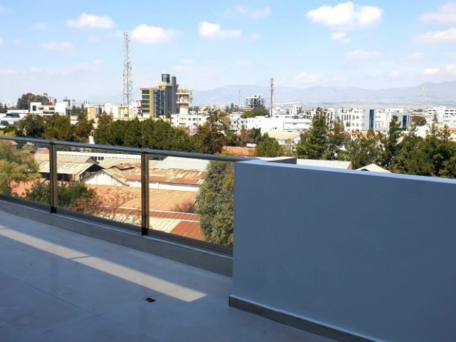 LEFKOŞA MERKEZE YÜRÜYÜŞ MESAFESİNDE LÜKS PENTHOUSE 