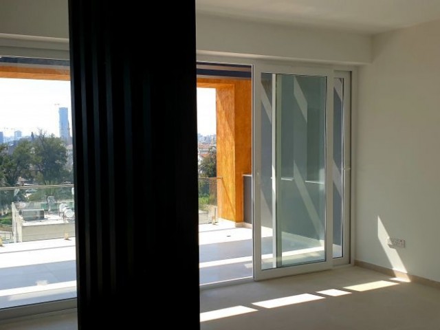 LEFKOŞA MERKEZE YÜRÜYÜŞ MESAFESİNDE LÜKS PENTHOUSE 