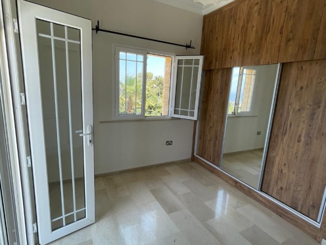 Girne de özel havuzlu3+1  deniz manzaralı  satılık villa