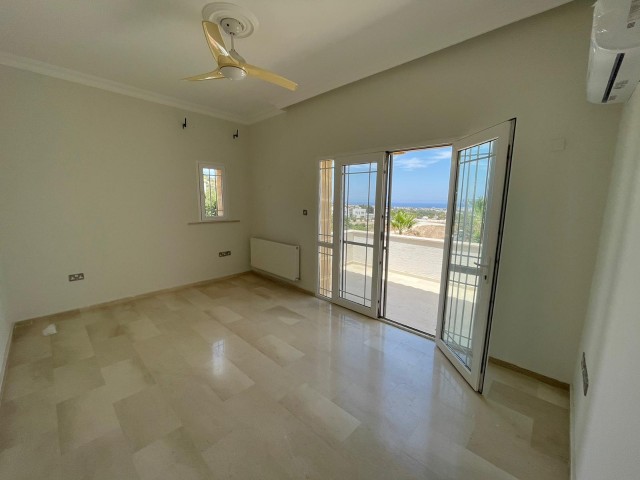 Girne de özel havuzlu3+1  deniz manzaralı  satılık villa