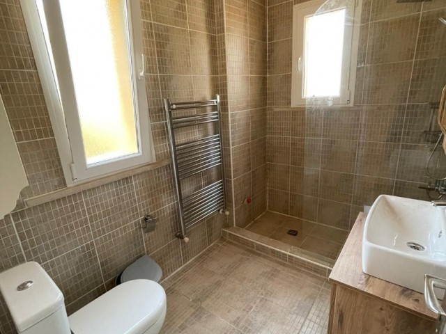 Girne de özel havuzlu3+1  deniz manzaralı  satılık villa