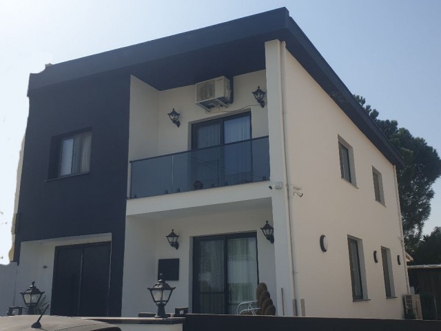 NEU RENOVIERTE VILLA IN ZENTRALER LAGE