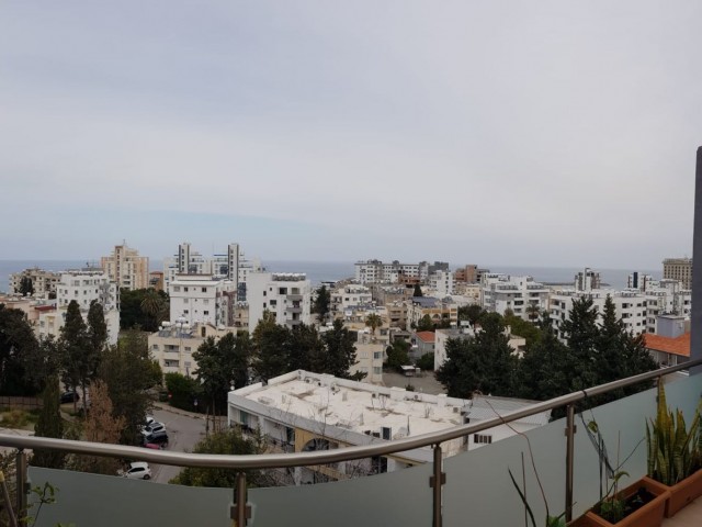 Penthouse zum Verkauf mit ausgezeichnetem Meerblick im Zentrum von Kyrenia ** 