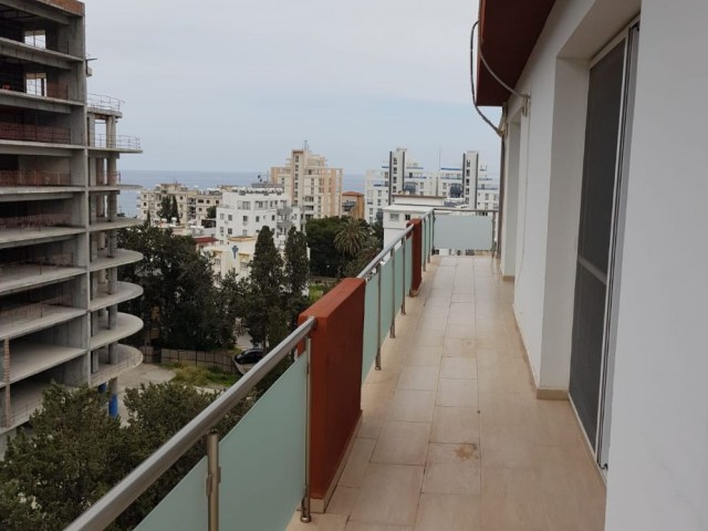 Girne Merkez'de Mükemmel Deniz Manzaralı Satılık Penthouse