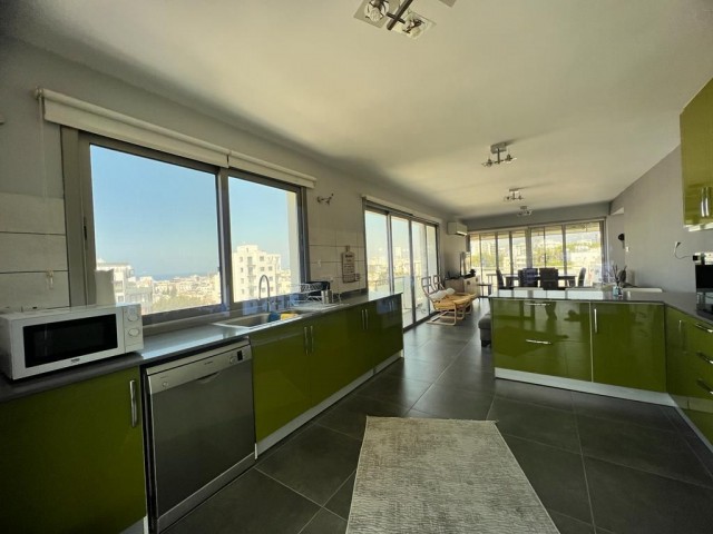 Girne merkezde satılık 3+1 penthouse