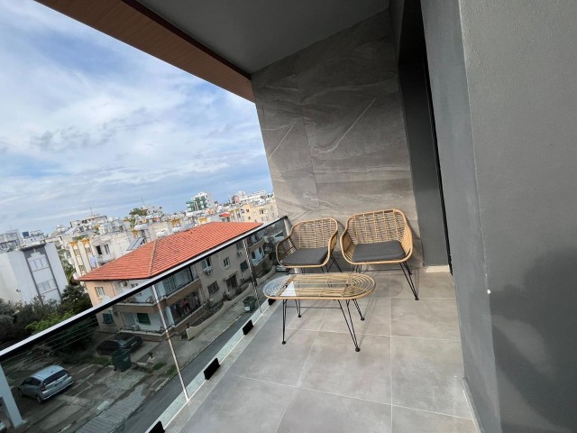 Girne Merkez´de  Havuzlu Site İçinde Full Eşyalı 2+1 Satılık  Daire