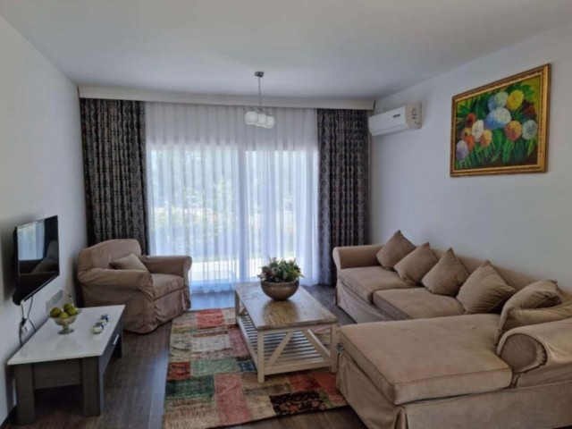 2+1 Wohnung zum Verkauf mit Garten und Pool in Karaoğlanoğlu