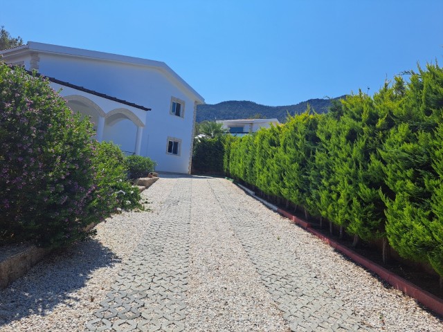 Villa zum Verkauf mit Berg- und Meerblick in Esentepe