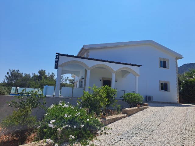 Villa zum Verkauf mit Berg- und Meerblick in Esentepe