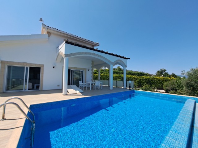 Villa zum Verkauf mit Berg- und Meerblick in Esentepe