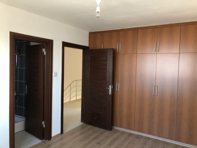 ÇATALKÖY DE 4+1  DENİZ MANZARALI KİRALIK  TRİPLEX VİLLA