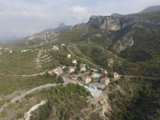 Girne Çatalköy'de Panaromik Dağ ve Deniz Manzaralı Satılık Tatil Köyü