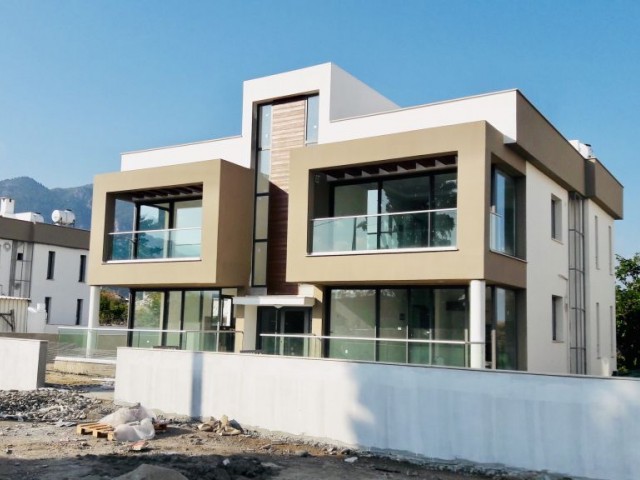 Kıbrıs Girne Alsancakta modern tasarım geniş teras ve bahçe kullanımı olan 2+1 daireler