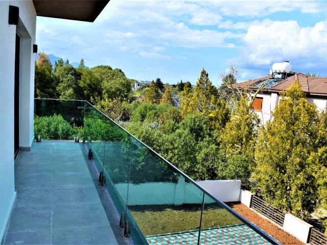 Girne Ozanköy'de Taşınmaya Hazır Lüks Modern Özel Yüzme Havuzlu Satılık 4+1 Villa