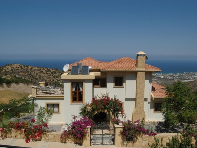 VILLA WITH SWIMMING POOL AND MOUNTAIN AND SEA VIEWS