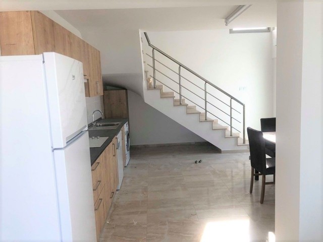 GİRNE MERKEZDE YENİ EŞYALI  220 M2 DENİZ MANZARALI DUBLEX  PENTHOUSE