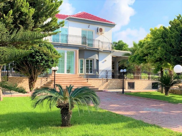  Kktc girne karşıyaka Dağ ve Deniz Manzaralı Satilik Lüks Bir Villa