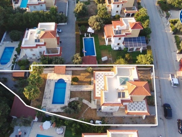 Girne Ozanköy'de satılık 3 yatak odalı geniş bahçeli havuzlu villa