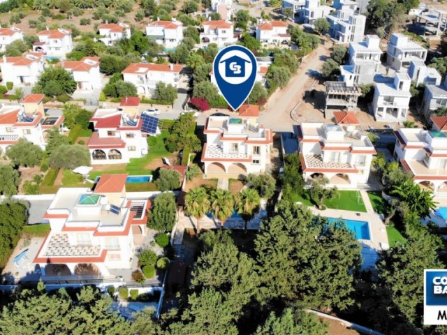 Girne Ozanköy'de satılık 3 yatak odalı geniş bahçeli havuzlu villa