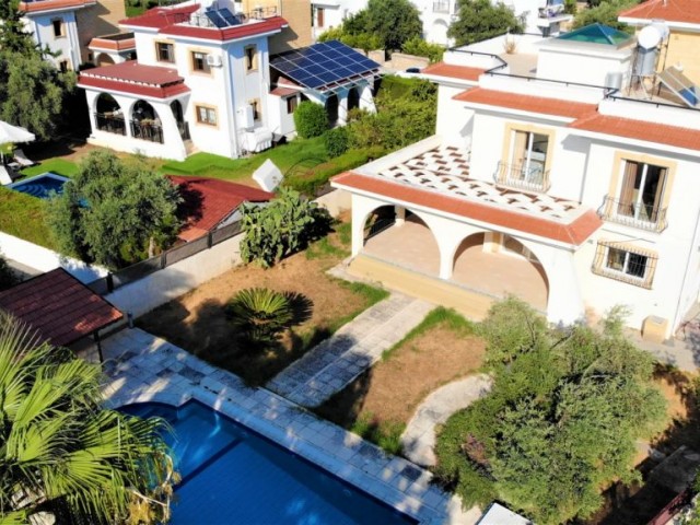 Girne Ozanköy'de satılık 3 yatak odalı geniş bahçeli havuzlu villa