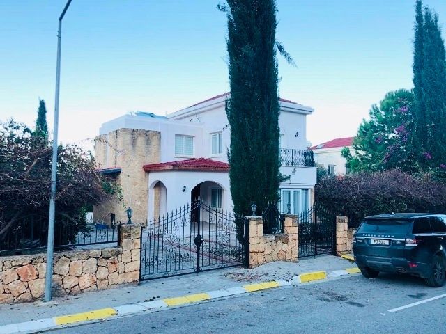 Girne Zeytinlik'te Full Eşyalı, Geniş Bahçeli Kiralık Müstakil Villa